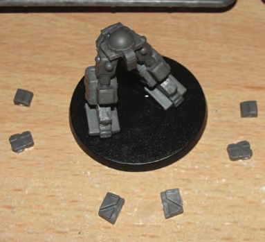 Glue legs & butt plate to hips in desired pose. Clip & clean hip armor plates and boxes.